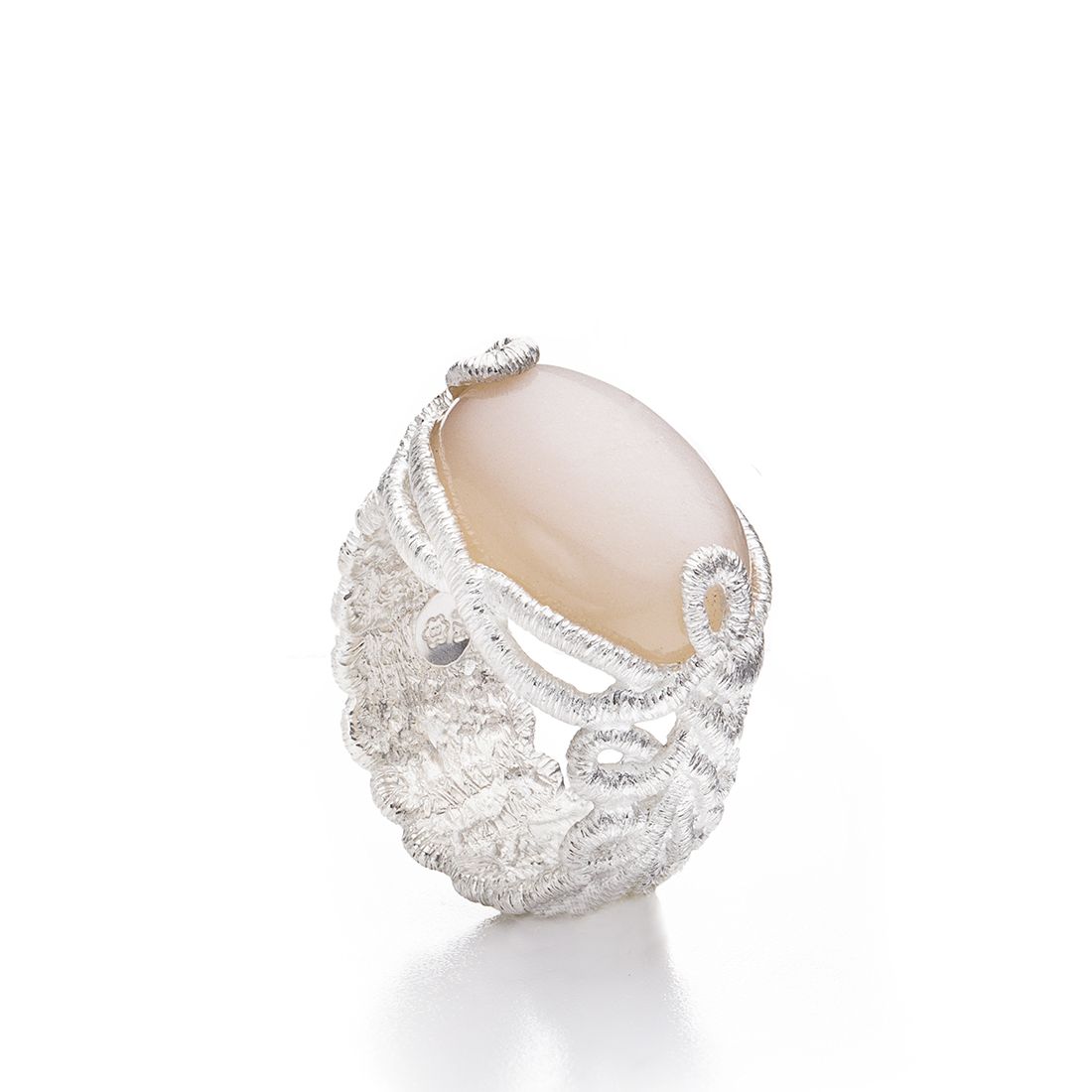 een zilveren ring van BRIGITTE ADOLPH UNDINE met een maansteen.